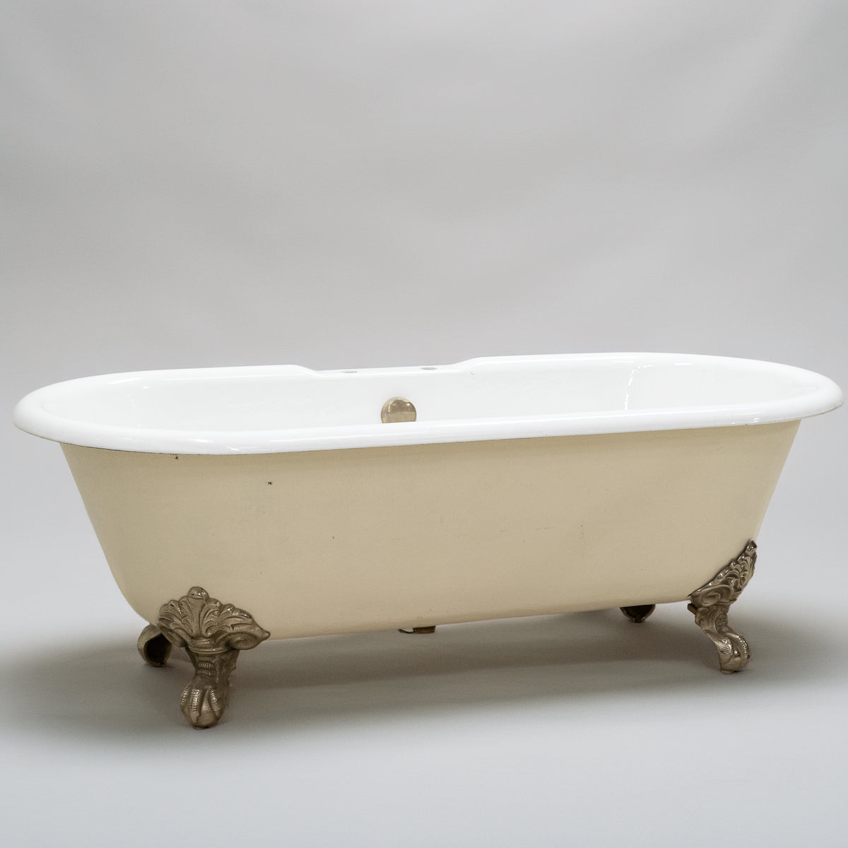 Reclaimed Cast Iron Roll Top Bath Tub with Claw Feet