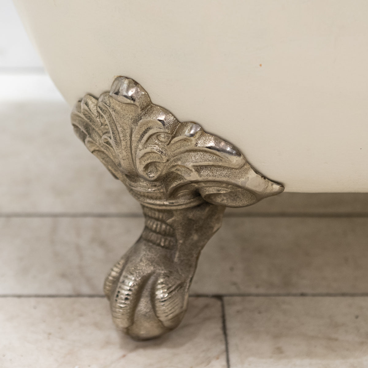 Reclaimed Cast Iron Roll Top Bath Tub with Claw Feet
