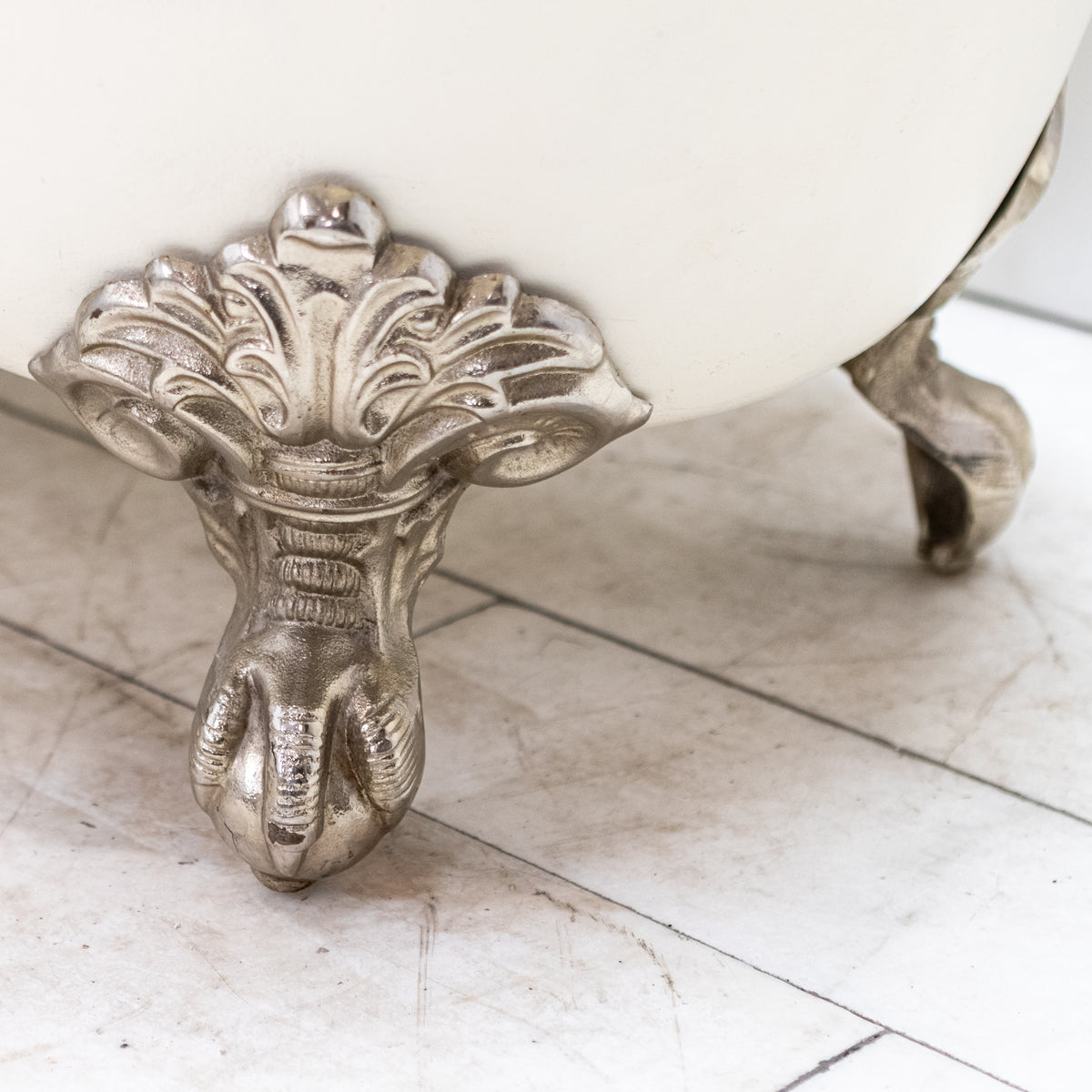 Reclaimed Cast Iron Roll Top Bath Tub with Claw Feet